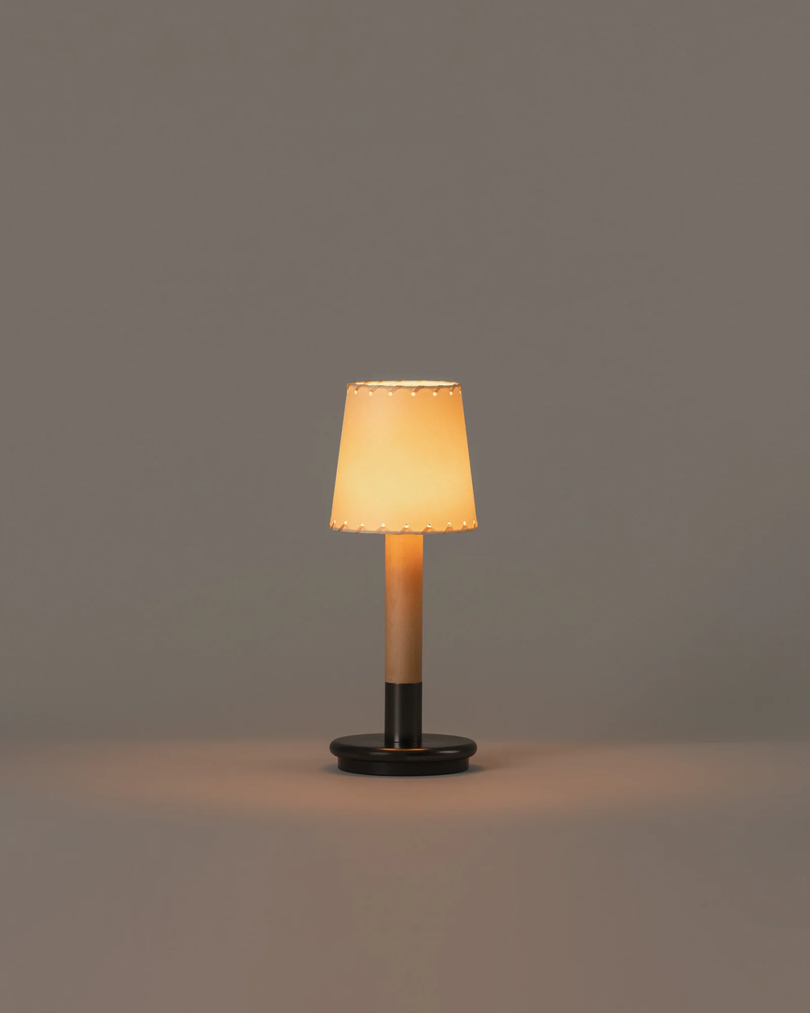 Básica Mínima Portable Table Lamp - Image 12