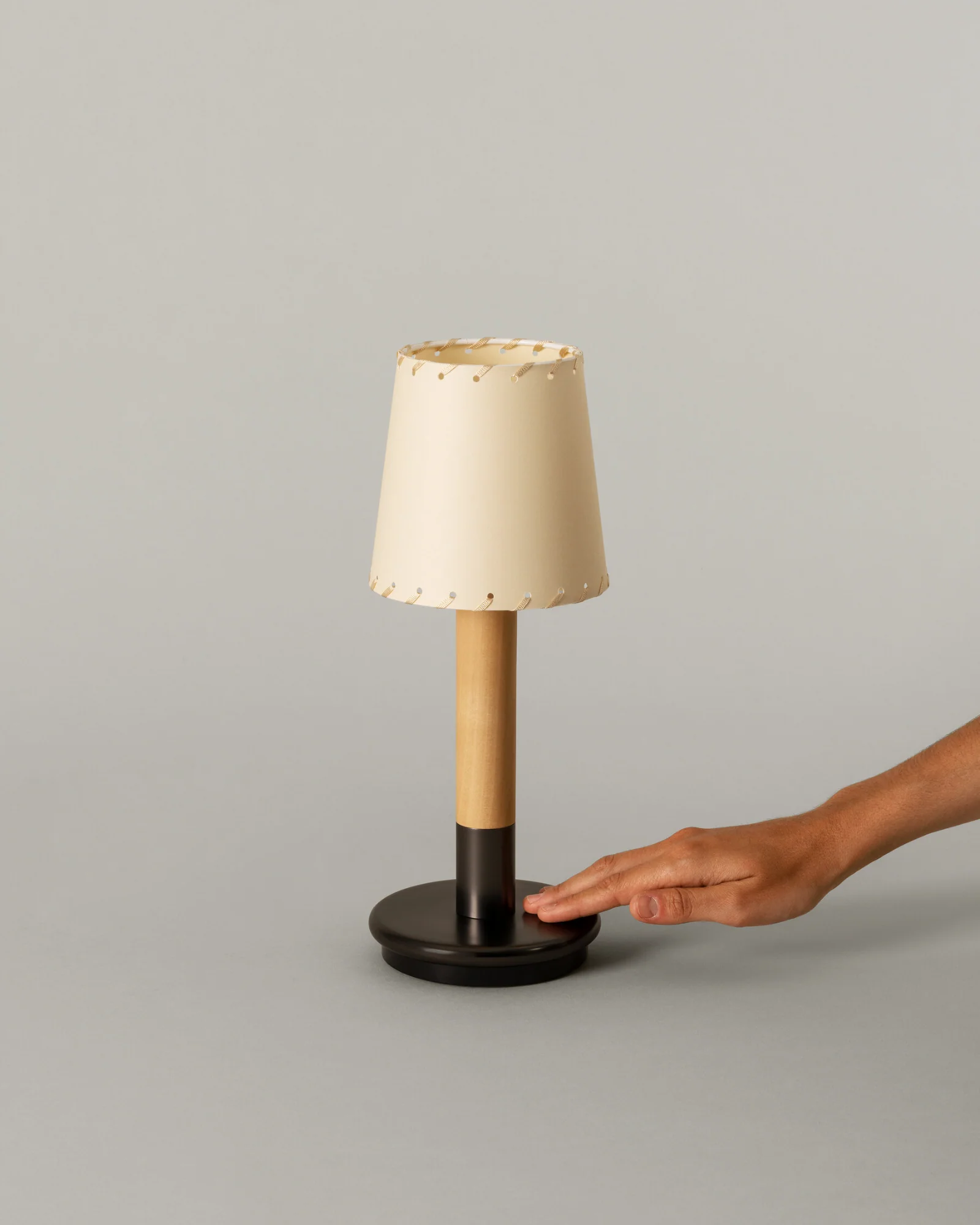 Básica Mínima Portable Table Lamp - Image 8