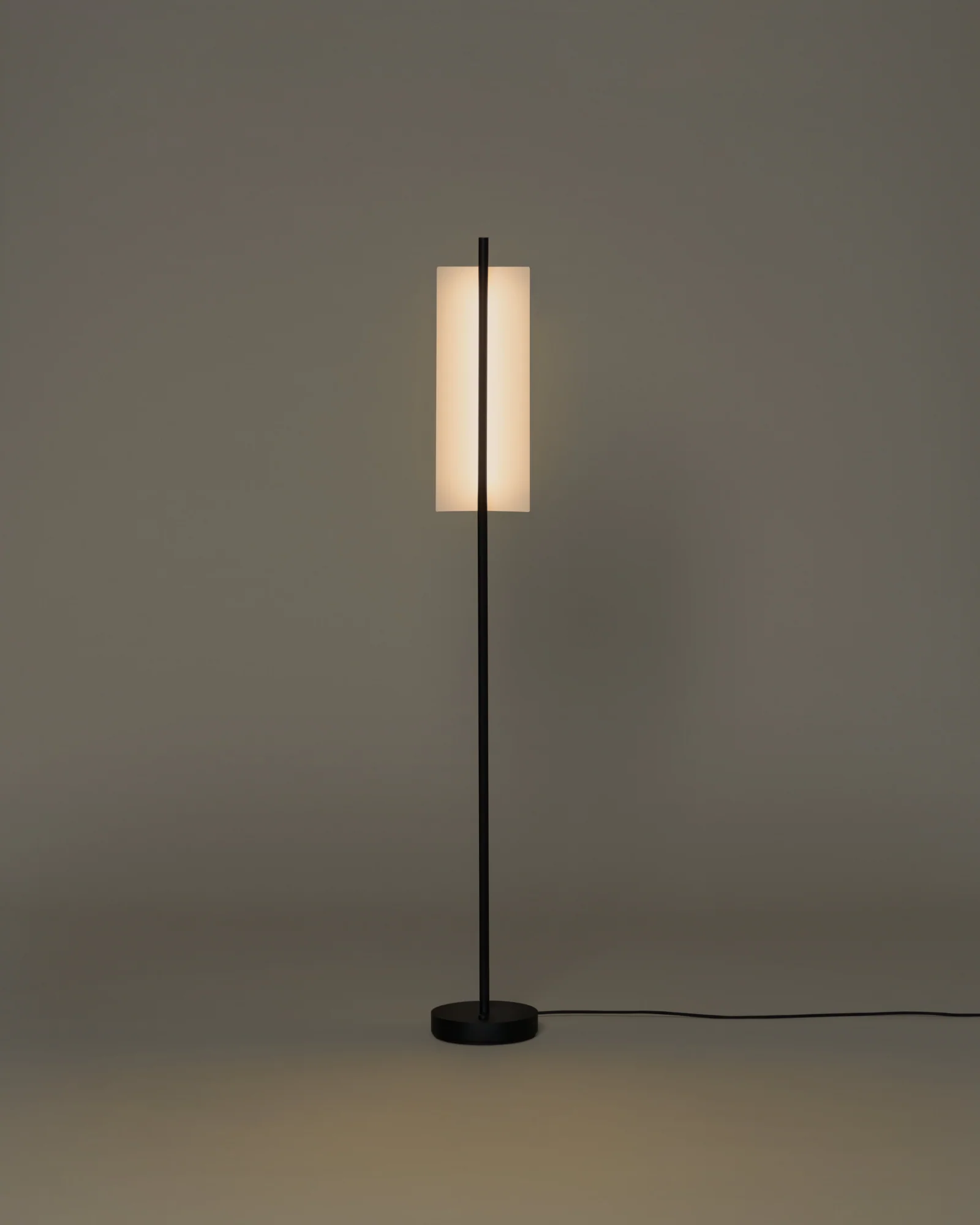 Lámina 45 Floor Lamp